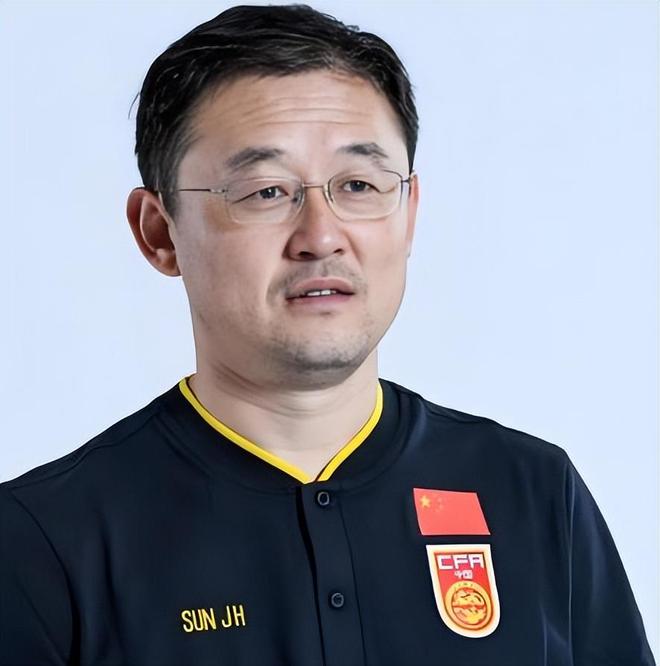 意外！毛伟杰试训左后卫表现惊艳，大连球迷热议其能否达到李学鹏当年高度？