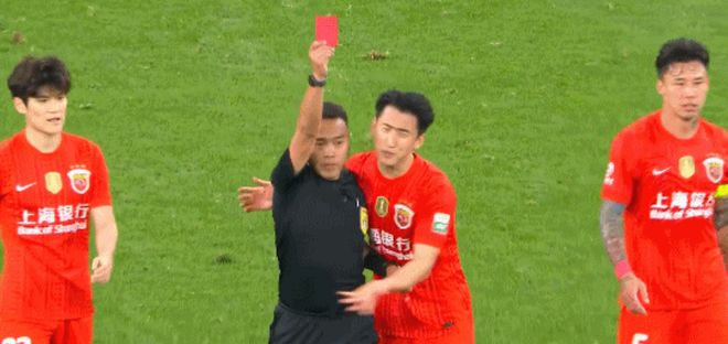 中超赛场突发争议事件！海港队外援疑似故意暴力行为引发球迷强烈不满，裁判果断出示红牌，足协或将介入调查并追加严厉处罚